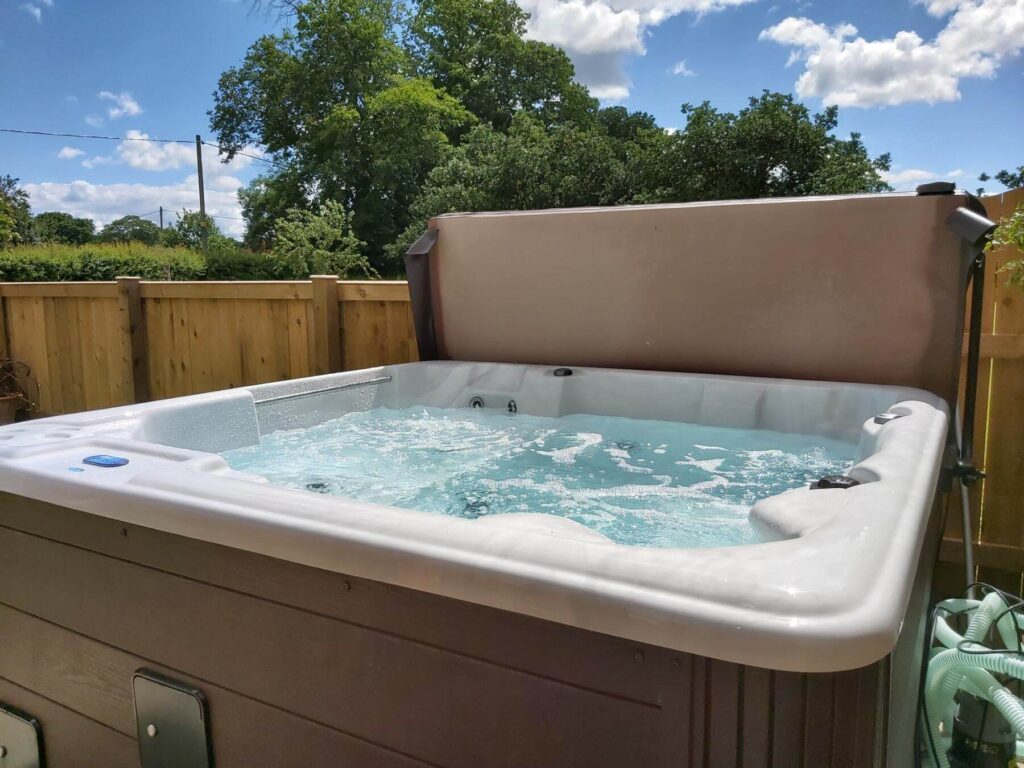 Spa style hot tub